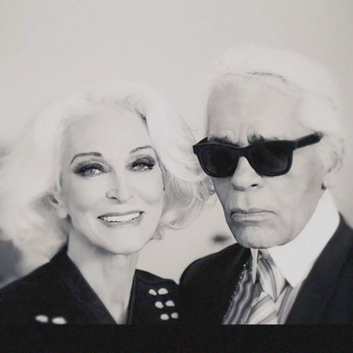 Karl Lagerfeld con la modelo que fotografía para la historia de Harper´s Bazaar a cargo de Carine Roitfeld.
