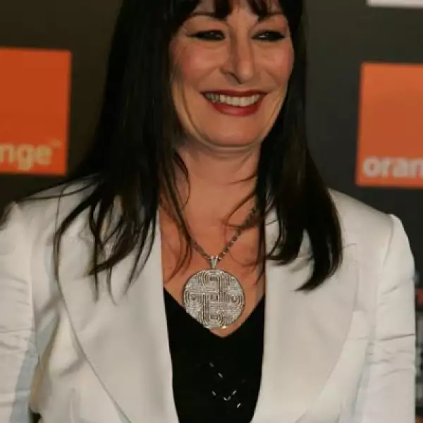 Anjelica Houston piensa que al operarse, las mujeres parecen más `cosas´ que personas, por eso ella prefiere dejarse intacta.