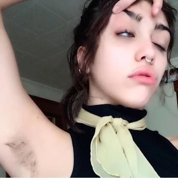 Lola se ha unido a la moda de las famosas que lucen sus axilas al natural.