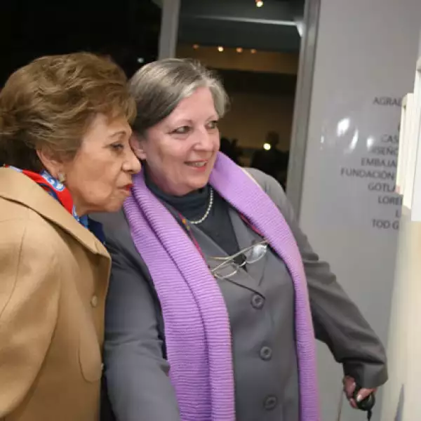 Exposición de Mona J. Lang con Rebeca De Alba.