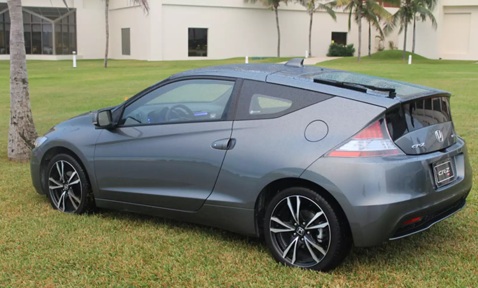 Tiene un motor de 1.5 litros de combustión interna que entrega 117 caballos de potencia y también un motor eléctrico que aporta 20 caballos.