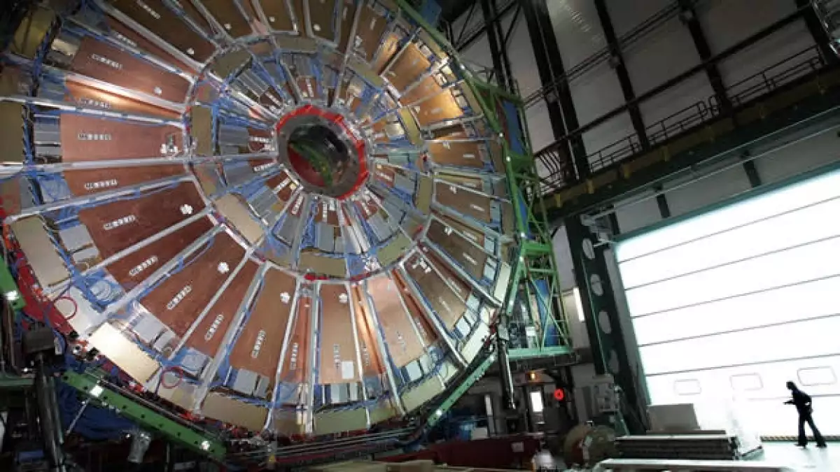 colisionador hadrones partículas velocidad de la luz