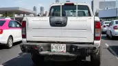 arte trasera de una camioneta pick-up blanca circulando en la Ciudad de México, con la defensa y la zona inferior del vehículo visibles.
