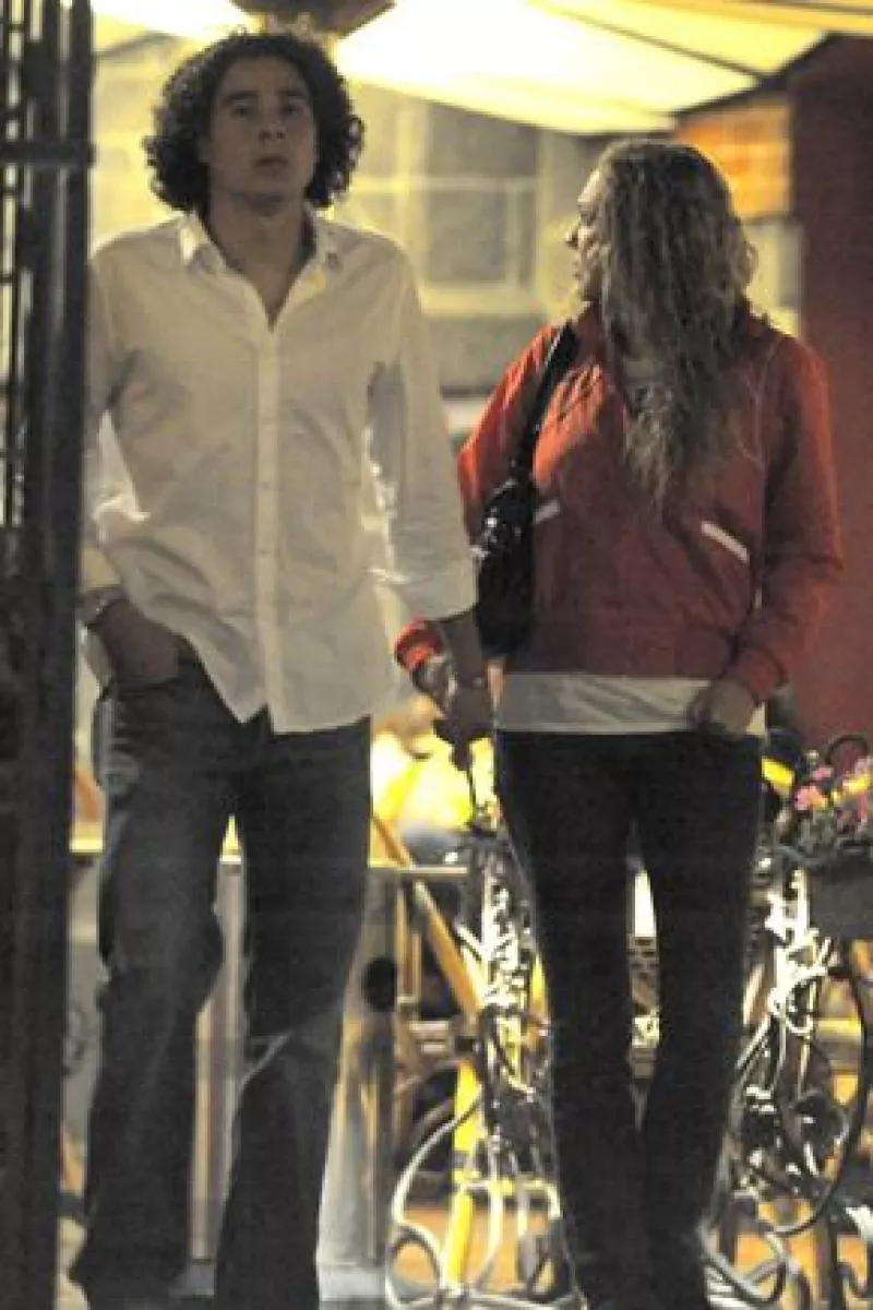 La nueva novia del portero del América tiene 22 años, vive en Cancún y se ve que a pesar de llevar sólo un mes de relación, está muy enamorada.