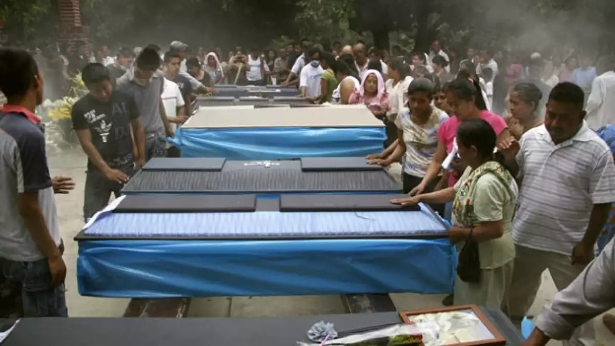 Familiares entierran a víctimas de matanza en Choapam