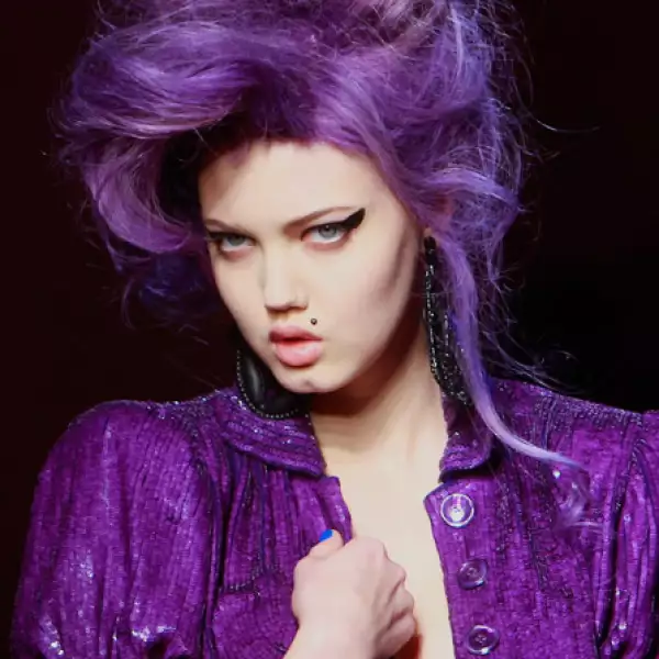 Las modelos lucieron grandes pelucas y un lunar a lado de la boca, que remitieron a la cantante británica.