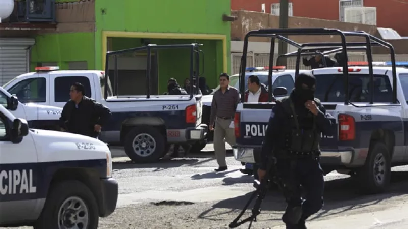 Policías vigilan una escena del crimen