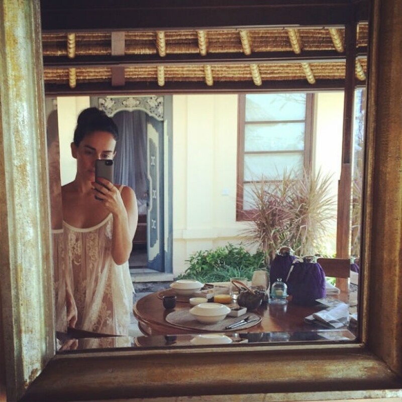 Después de acompañar a su novio al opening de su nuevo restaurante, la actriz hizo un merecido viaje a la isla de Indonesia donde ha compartido fotografías de ensueño.
