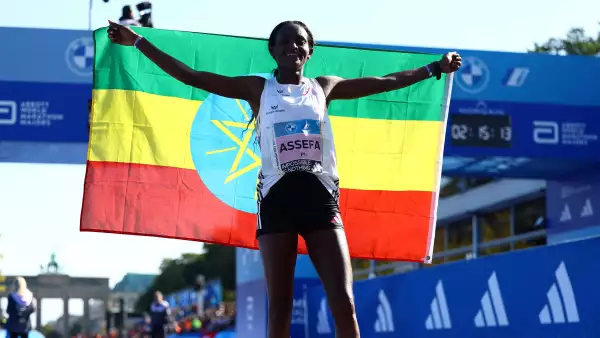 La etíope Tigist Assefa celebra tras ganar el maratón femenino de Berlín.