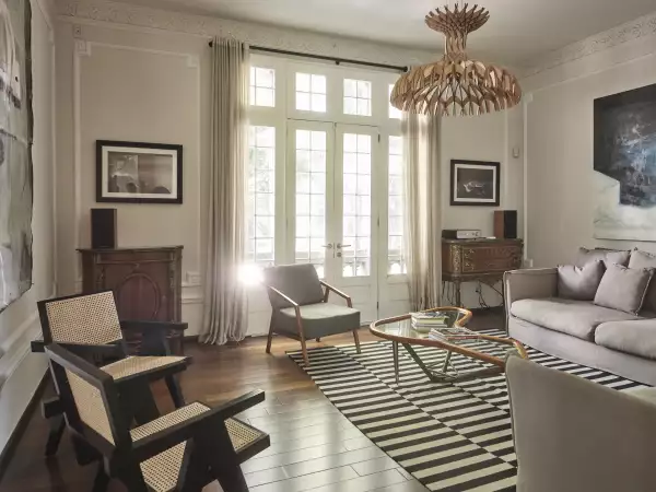 Sala de estar dentro de Wynwood House.