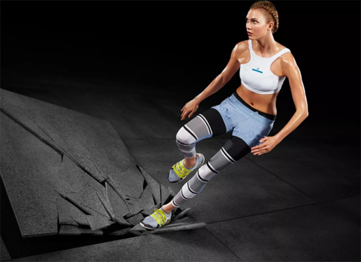 Karlie, siendo una chica fit, no tuvo problemas para posar con la ropa de ejercicio.