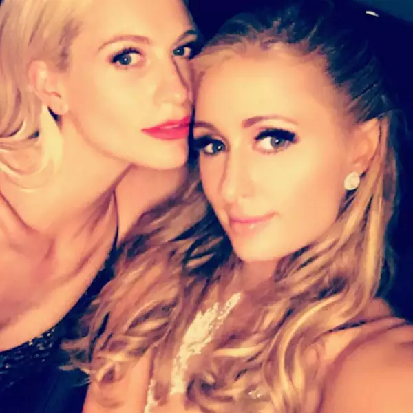 Paris disfrutó de esta velada a lado de otra heredera, la británica Poppy Delevingne.