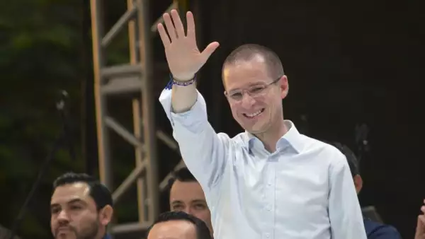 MÉRIDA, YUCATÁN, 25JUNIO2018.- El candidato a la presidencia de la república por el Partido Acción Nacional, Ricardo Anaya Cortés, acompañó al aspirante a la alcaldía de Mérida, Renán Barrera Concha, en su cierre de campaña este lunes en el Parque de la Mejorada del centro de la ciudad. Al evento asistieron unas dos mil personas. 
FOTO: OLEGARIO CABRERA /CUARTOSCURO.COM