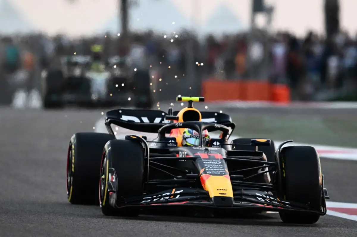 El piloto mexicano de Red Bull Racing, Sergio Pérez, conduce durante el Gran Premio de Fórmula Uno de Abu Dhabi en el Circuito Yas Marina en la ciudad de los Emiratos el 26 de noviembre de 2023.
