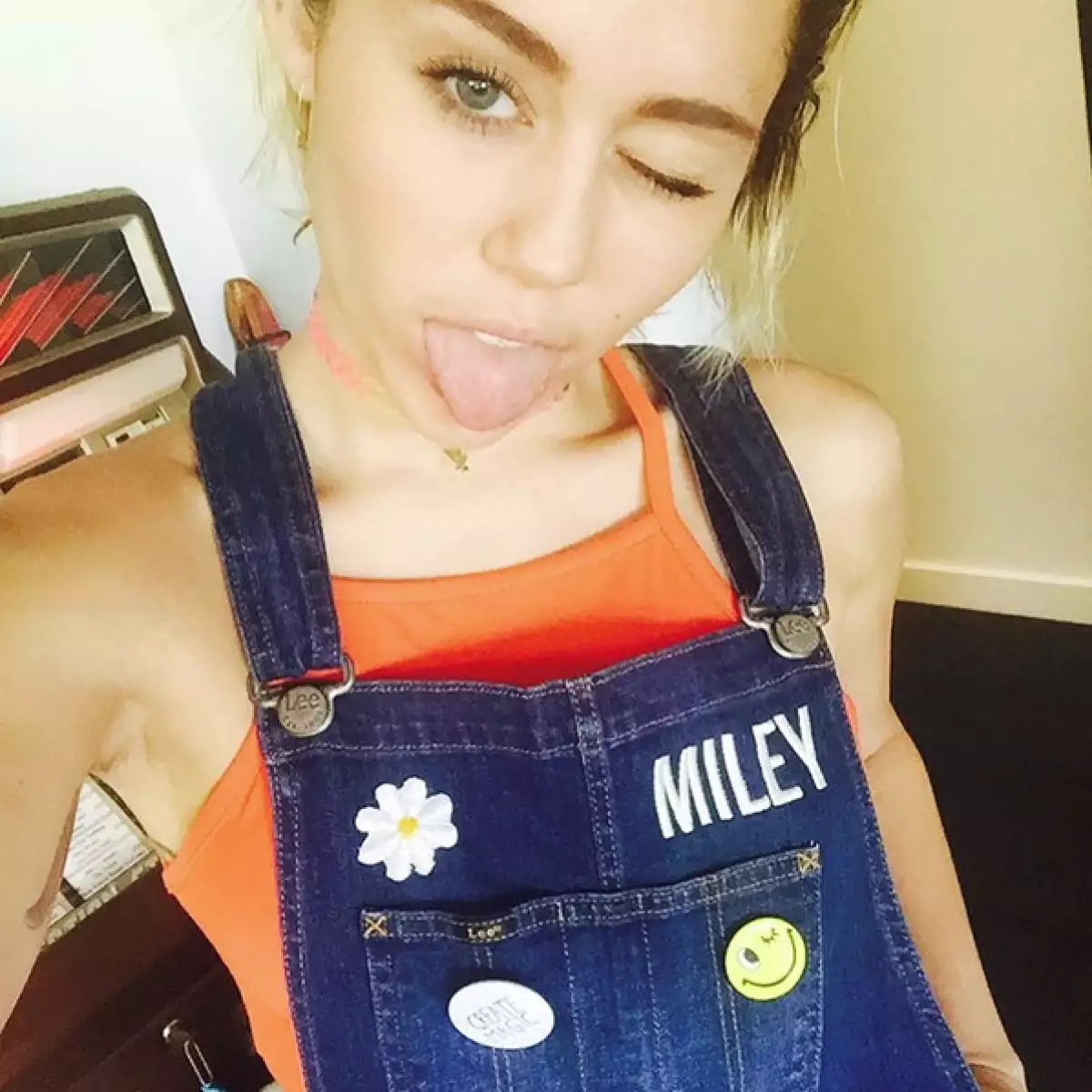 Sacar la lengua fue algo que Miley hizo y creó polémica.