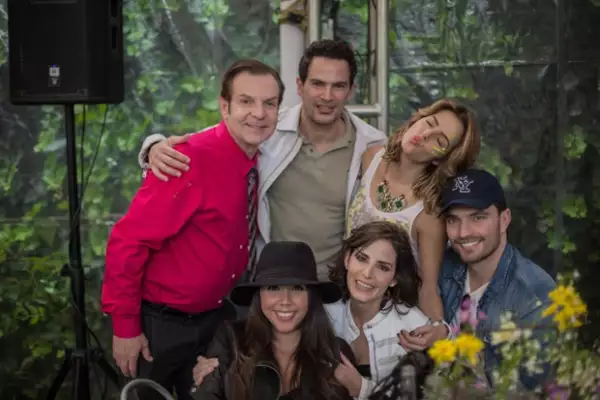 Claudia se mostró contenta porque parte del elenco de la telenovela en la que participa la acompañó en su cumple.