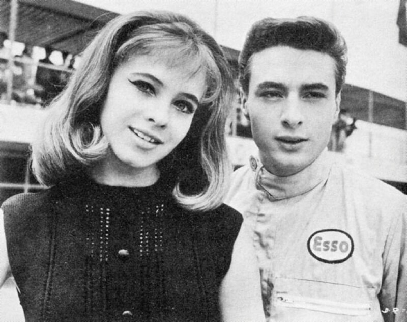 Patricia Conde y César costa en una escena de la película `Dile que la quiero´, en la que el cantante cambió el suéter por el traje de piloto. Era una época en México en que el automovilismo era lo más hot del deporte.
