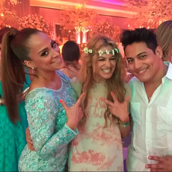 La cantante fue la madrina de Paulina y una de las más solicitadas durante a fiesta celebrada en el Moon Palace de Cancún.