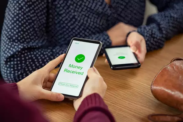 personas realizando una transferencia bancaria desde su celular