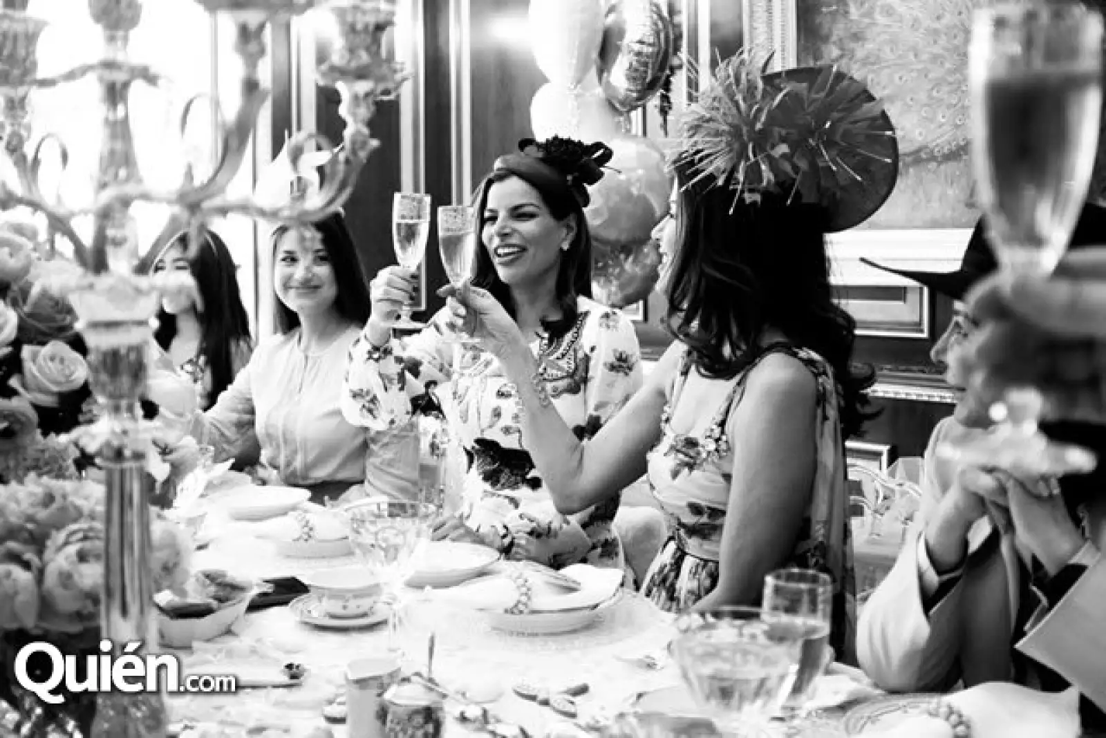 Brindando con sus amigas