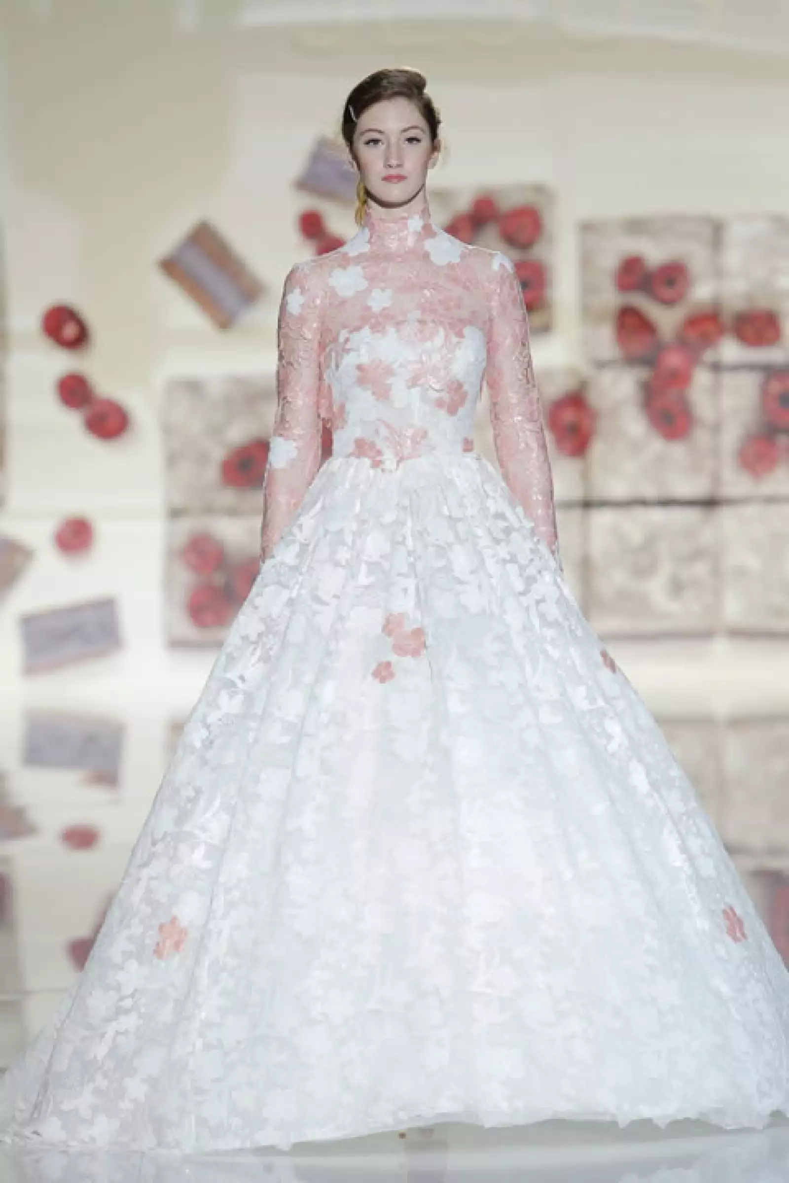 Vestido Marshmallow con top de flores en tonos rosa.