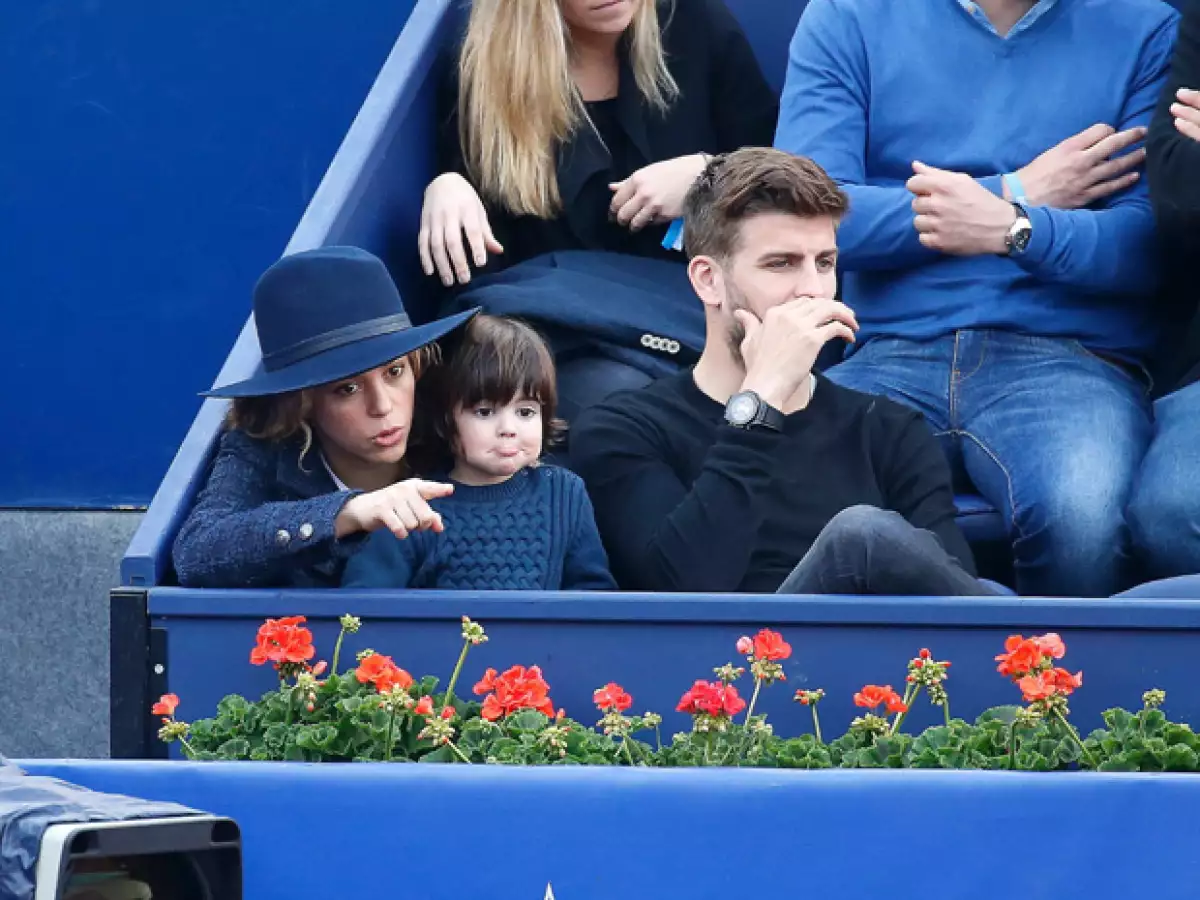 Piqué entabló una relación con Shakira, y ellos resultaron ser unos aficionados al tenis, siendo su asistencia al abierto español de Tenis de Conde Godó.