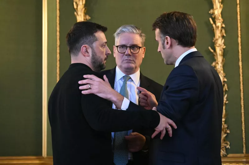 El presidente de Ucrania, Volodymyr Zelensky, el primer ministro británico, Keir Starmer, y el presidente francés, Emmanuel Macron, se abrazan tras mantener una reunión durante una cumbre en Lancaster House, en el centro de Londres, el 2 de marzo de 2025. (Imagen principal del artículo 'La ayuda militar a Ucrania en cifras: quién aporta más y qué armas han entregado').