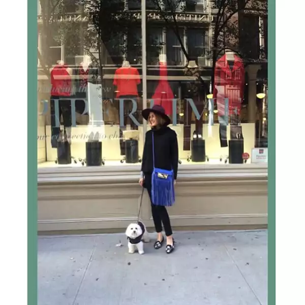 Nuestra it girl favorita, Olivia Palermo, pasea con su perro Mr. Butler por las calles de NY con mucho estilo.