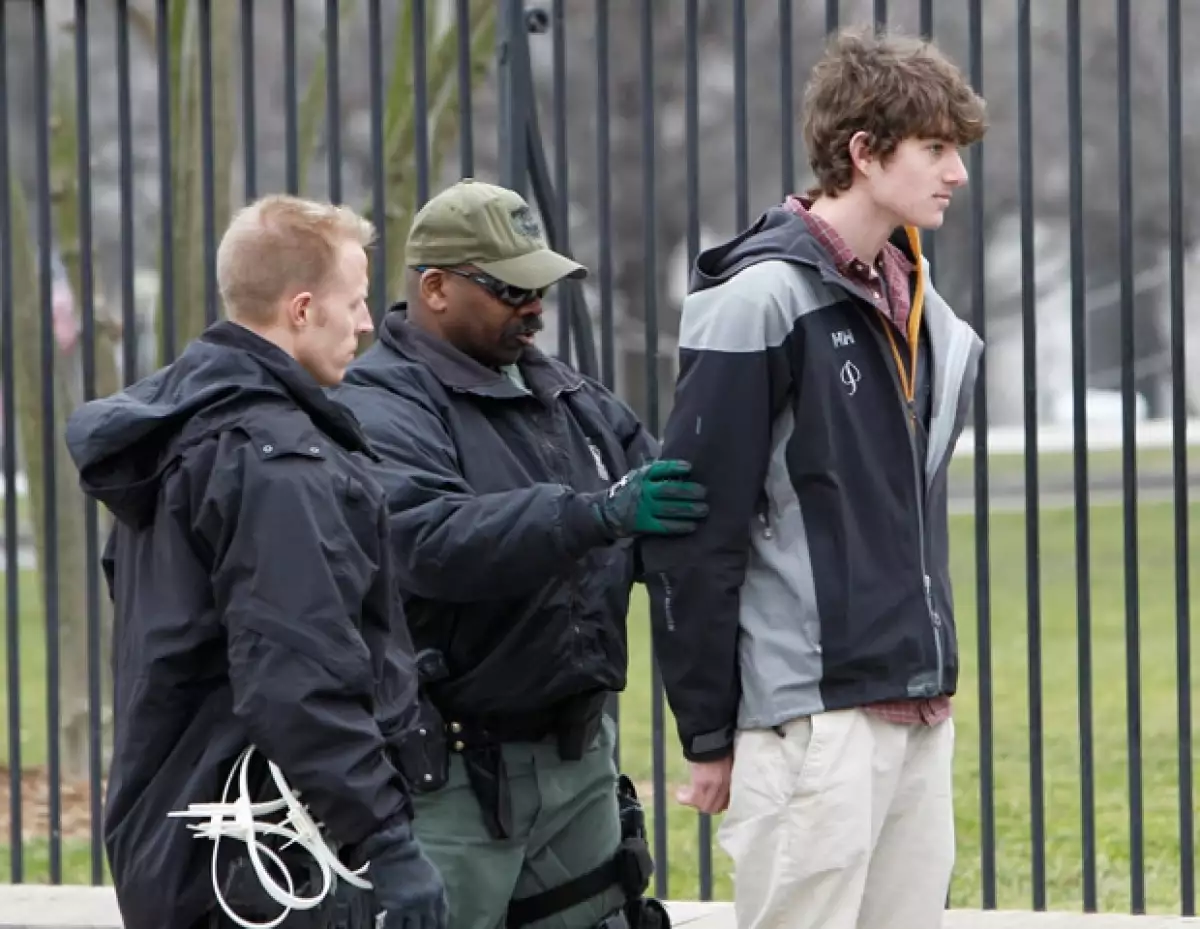 Conor se esposó afuera de la casa de Obama, donde su padre Robert Kennedy Jr, vivió también.