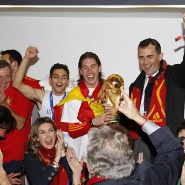 ¡Campeones, campeones, oé, oé, oé! Los Príncipes, acompañados de Sergio Ramos y otros futbolistas se divierten en el vestidor.