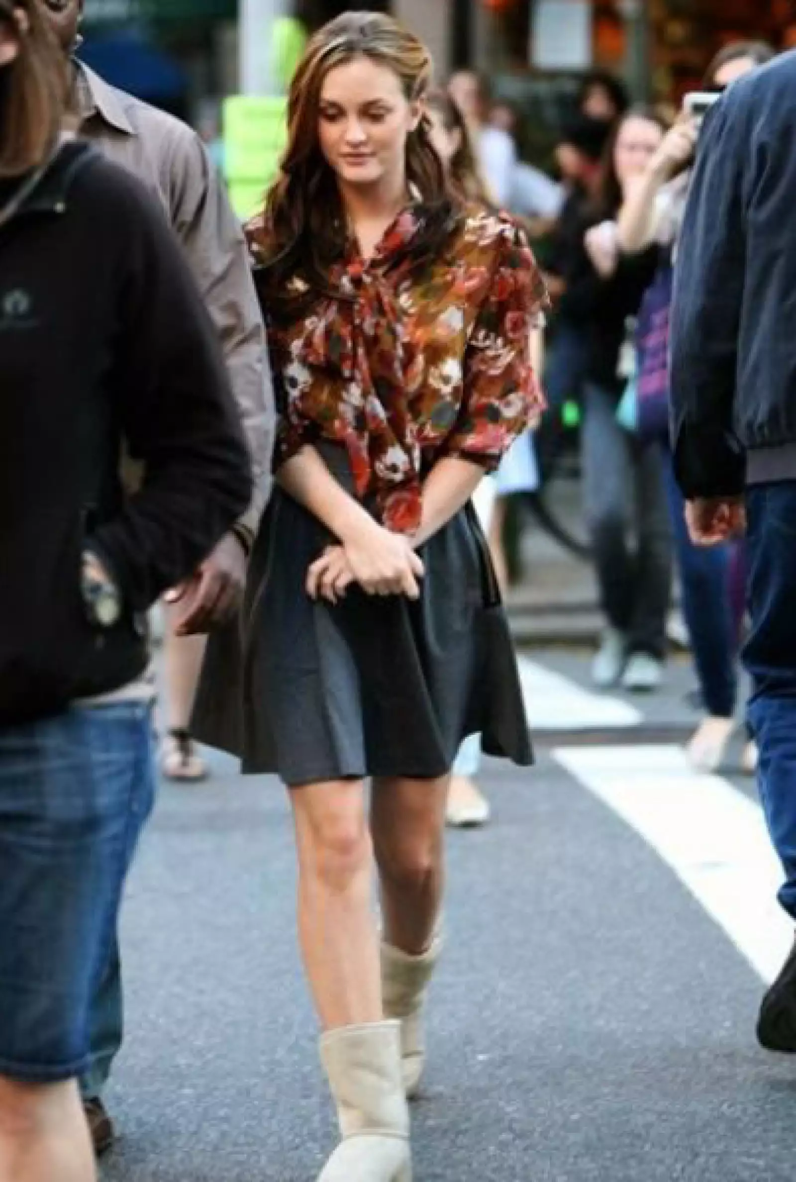 Entre las grabaciones de la serie Gossip Girl  Leighton Meester aprovecha para caminar comoda entre lo sets.