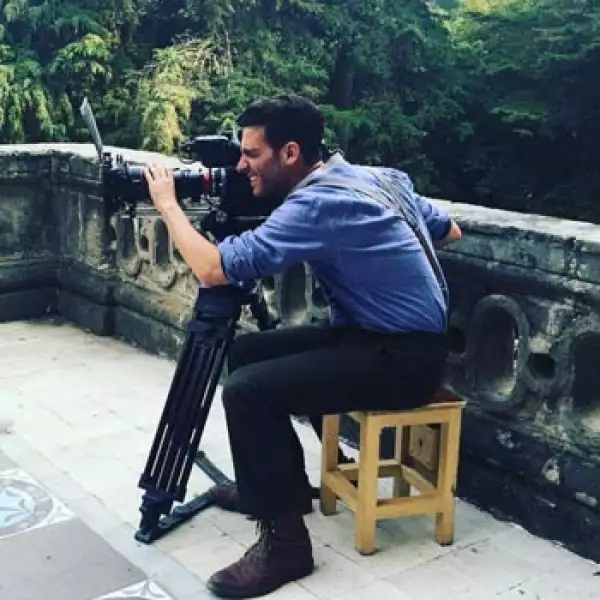 Erick Elías cambia un rato de profesión