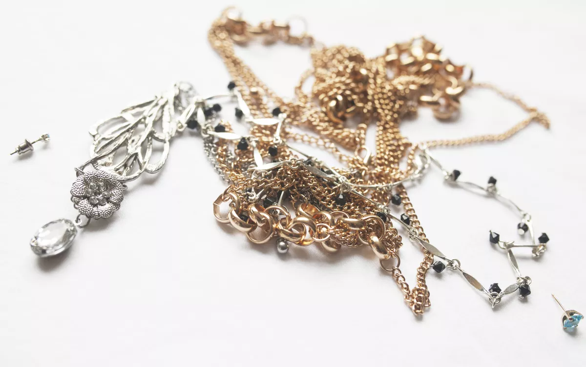 Cómo deshacer los nudos de tus collares con talco para bebé.