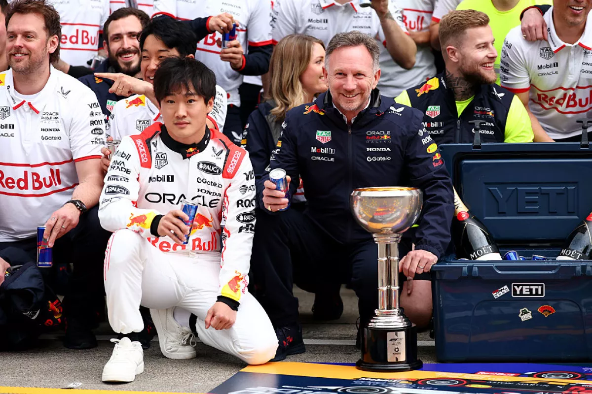 Foto de Yuki Tsunoda junto a Christian Horner en el GP de Japón