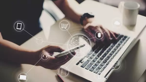 Hombre sostiene un teléfono inteligente haciendo compras en línea y pagos bancarios. Fondo borroso.