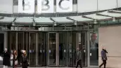 Una imagen del director general de la British Broadcasting Corporation (BBC), Tim Davie, se ve a través de la puerta de la sede de la BBC en Londres, Gran Bretaña, el 13 de marzo de 2023.
