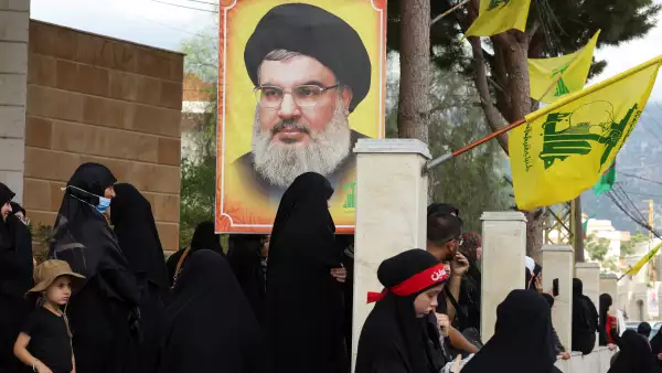Se ve una imagen del líder de Hezbolá, Hassan Nasrallah, durante el funeral del miembro de Hezbolá, Ali Mohamed Chalbi, después de que las radios de mano y los buscapersonas utilizados por Hezbolá explotaran en todo el Líbano, en Kfar Melki, Líbano, el 19 de septiembre de 2024.