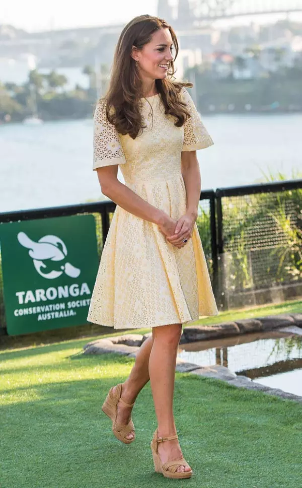 Kate Middleton ya sea con jeans o vestido usa las cuñas para complementar su look.