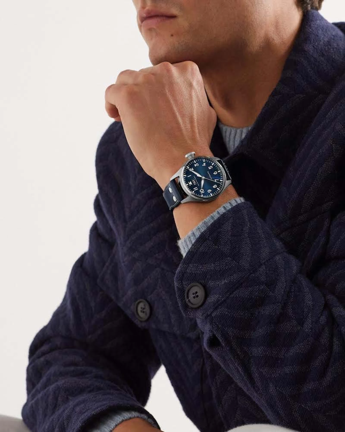 Gran Reloj de Aviador 43 en hombre con suéter azul marino.jpg
