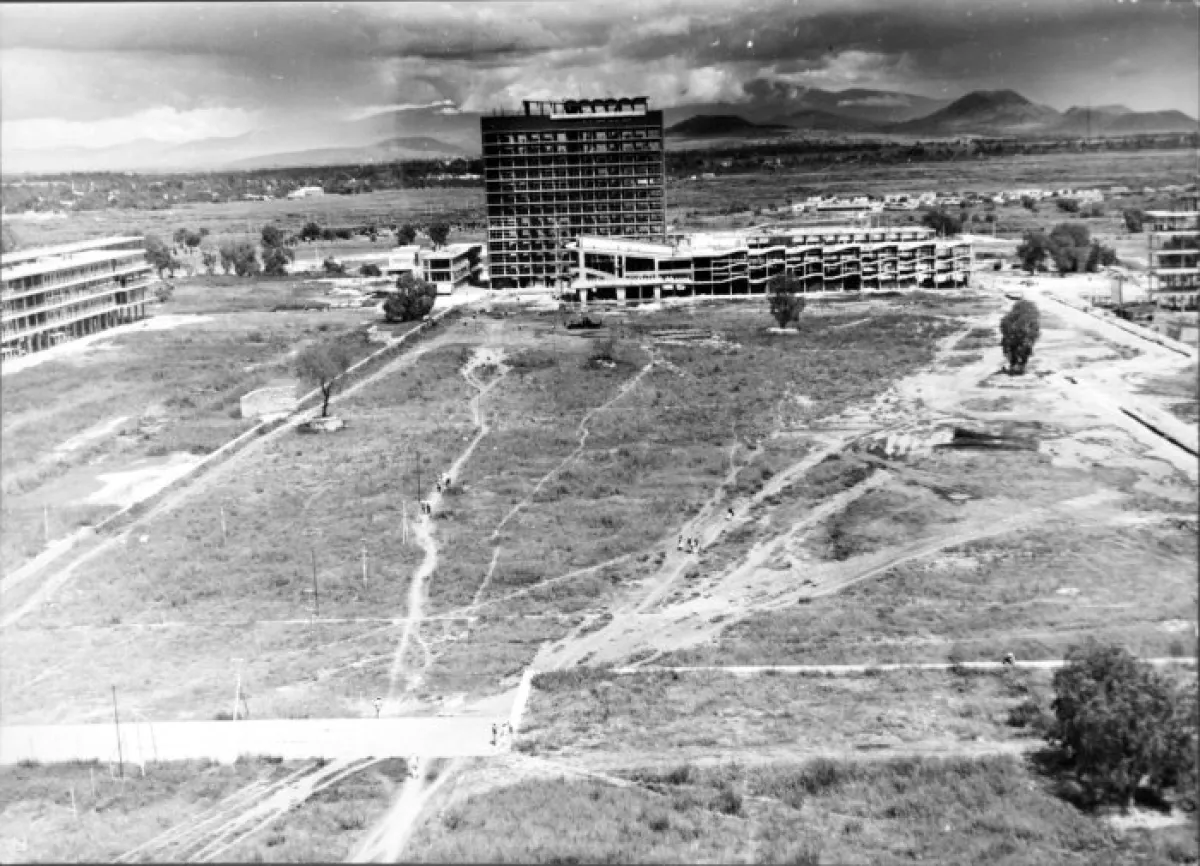 Una vista general de la construcción de Ciudad Universitaria en a que se observan los primeros edificios que se levantaron.