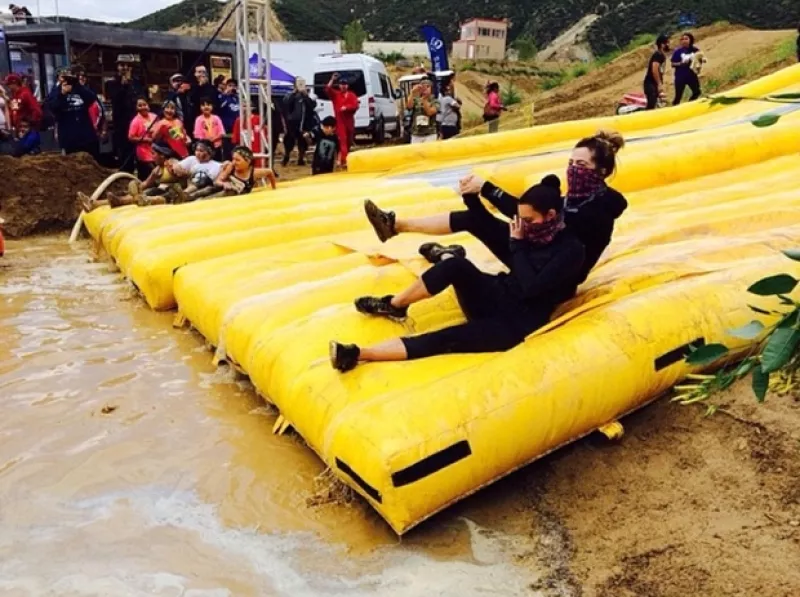 Las hermanas dejaron a un lado el glamour y pasaron un rudo sábado ensuciándose un poco. Asistieron a una particular carrera en lodo de la que compartieron algunas fotos en Instagram.