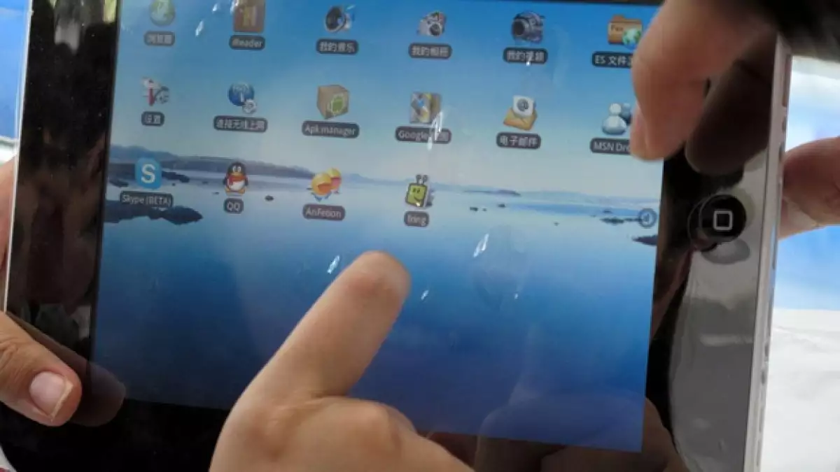 un usuario prueba una tableta