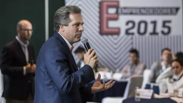 Durante el desarrollo de su segundo día de mentorías, los finalistas fueron asesorados por Carlos Labarthe (der.) y Carlos Danel (izq), fundadores del banco de microfinanzas Gentera, quienes fungieron como padrinos de generación de la edición 2015.
