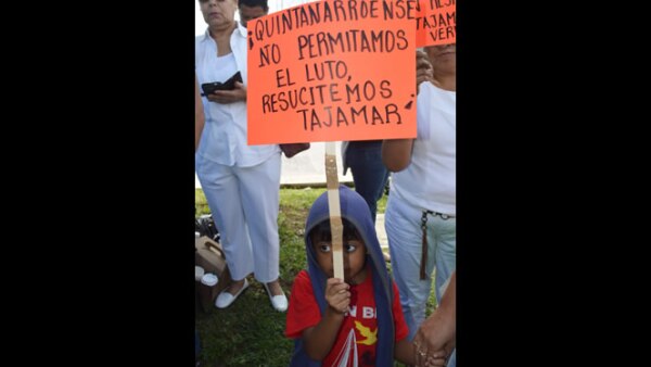 Los niños también participaron en la protesta contra la desaparición del manglar para realizar el proyecto turístico.