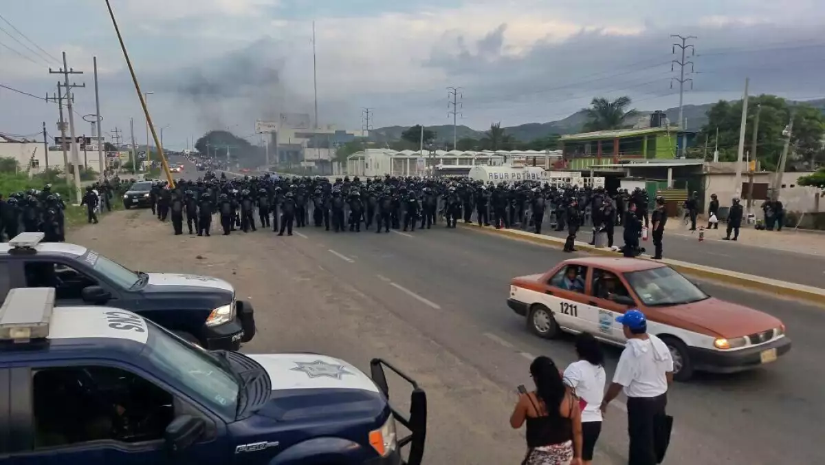 La Policía Federal se movilizó a Oaxaca para intentar contener a los maestros que pretenden bloquear accesos carreteros y la refinería "Antonio Dovali".