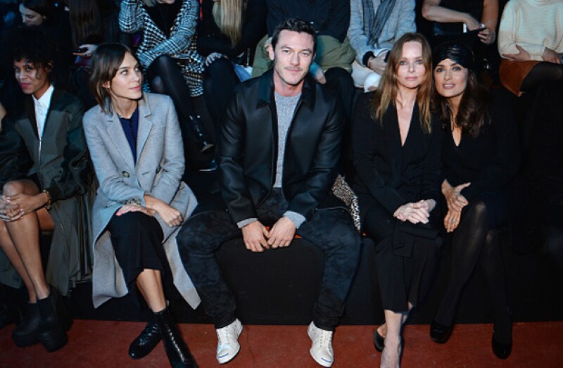 Así lució Salma ese mismo día, pero en otro desfile, en el front row con Alexa Chung, Luke Evans y Stella McCartney.
