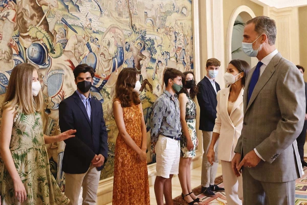 El rey Felipe VI saludando a los nuevos compañeros de la princesa Leonor.