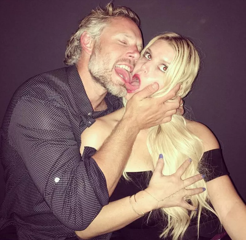 Hace un par de meses fue su mamá, ahora es la propia cantante quien comparte en Instagram una imagen con Eric Johnson en donde sus poses y actitud tal vez estarían censuradas para cierto público.