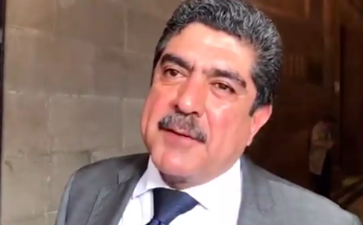 Manuel Espino llegando.png