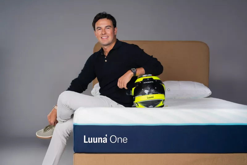 Checo Pérez, embajador global de la marca Luuna. 